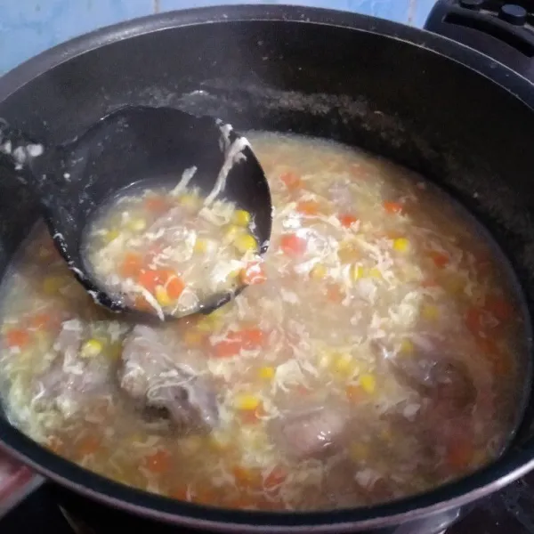 Larutkan tepung maizena dengan 50 ml air, tuang ke dalam sup sambil terus diaduk hingga mengental. Matikan api, angkat dan sajikan.