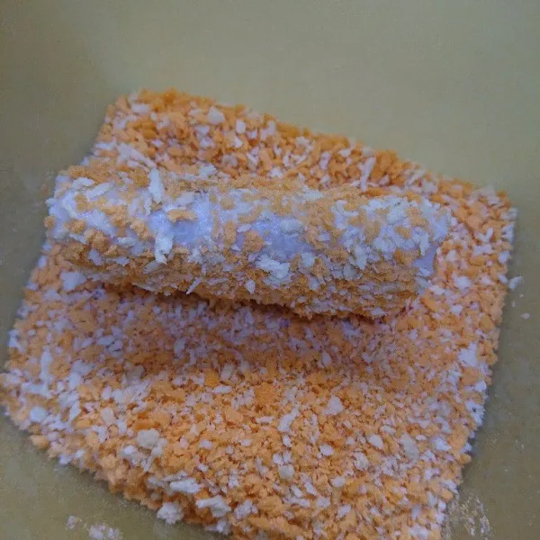 Kemudian gulingkan ke dalam tepung panir.