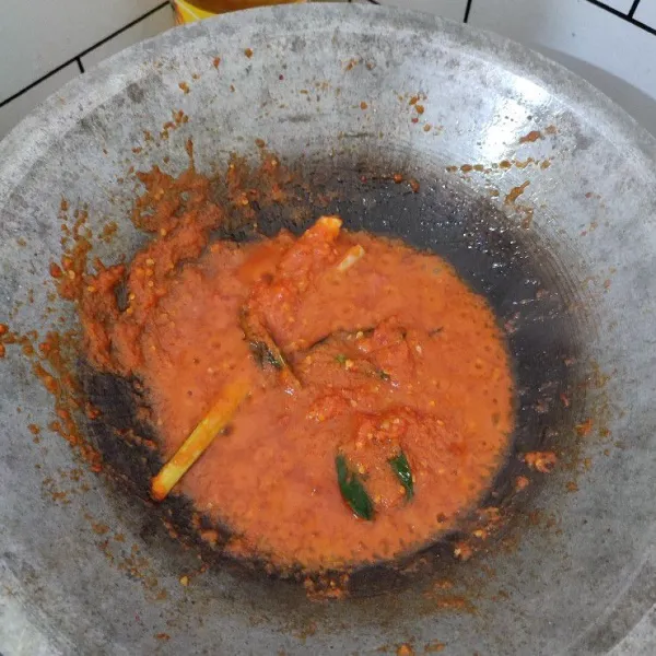 Haluskan bumbu cabe merah, cabe rawit, bawang merah, tomat merah dan bawang putih, lalu tumis dengan minyak goreng. Aduk merata lalu tambahkan serai, daun jeruk, daun salam, garam, gula pasir dan kaldu jamur. Masak hingga bumbu matang.