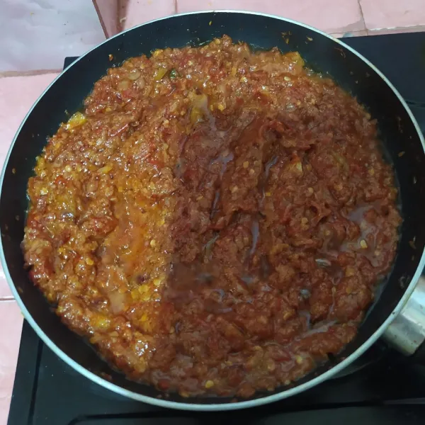 Kalau bumbu sudah pecah dan matang, matikan apinya. Sebelum disimpan di dalam kulkas, biarkan sampai benar-benar dingin.
