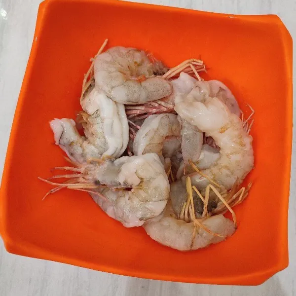 Kupas kulit udang, lalu cuci bersih dan tumis udang sebentar dengan minyak goreng sampai udang berubah warna, angkat dan sisihkan.