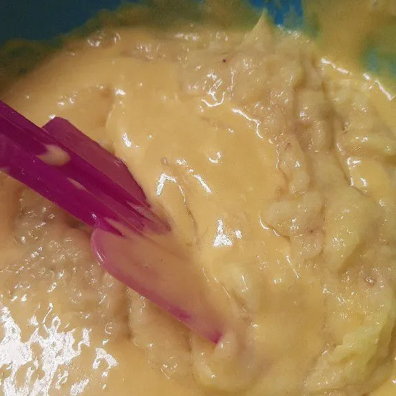Masukkan pisang dan minyak goreng serta butter cair, aduk rata.