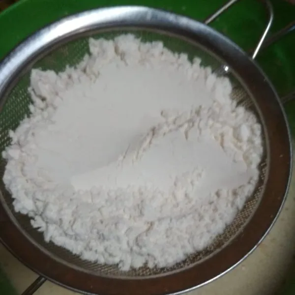 Tambahkan tepung terigu, baking powder dan baking soda dengan diayak, mixer dengan speed rendah.