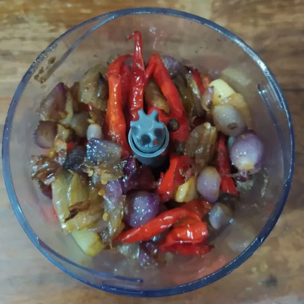 Setelah agak dingin, masukkan ke dalam chopper lalu proses hingga halus.