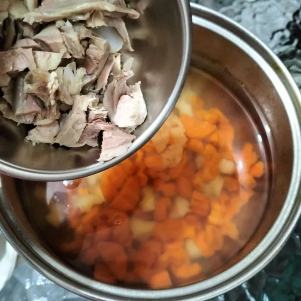 Setelah kentang empuk, masukkan ayam.
