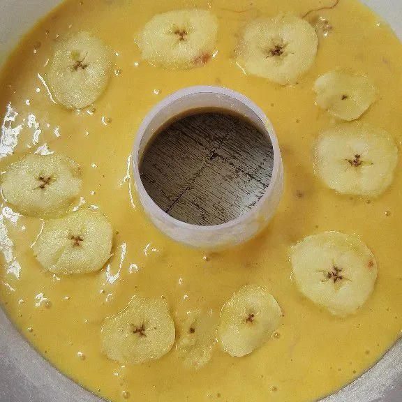 Tuangkan ke dalam cetakan, beri topping pisang slice di atasnya lalu kukus kurang lebih 30-40 menit.