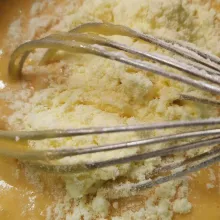 Masukkan tepung terigu, soda kue, dan susu bubuk.