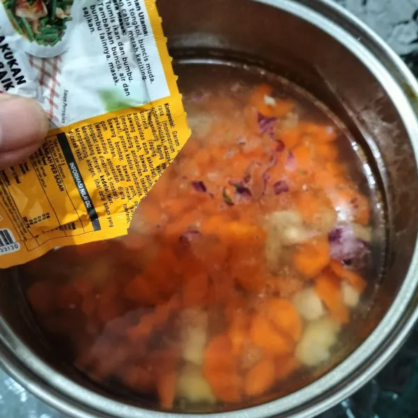 Beri garam dan penyedap.