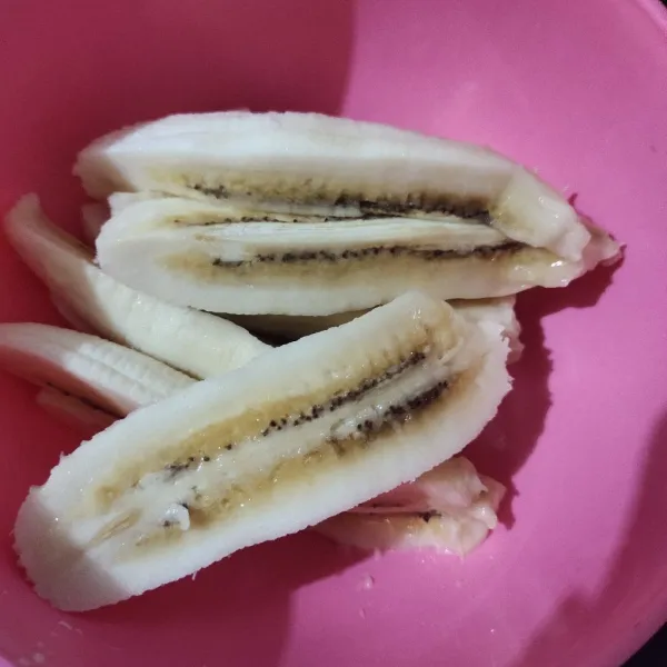 Ambil 1 buah pisang kemudian potong menjadi 3 bagian, sisihkan.