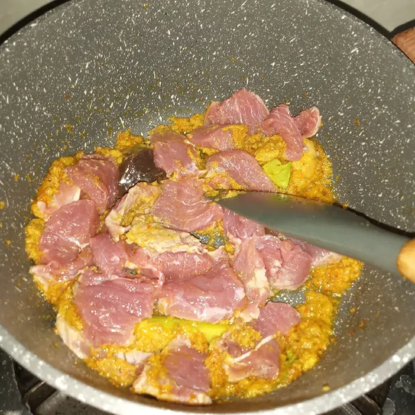 Masukkan irisan daging, masak sampai daging berubah warna.