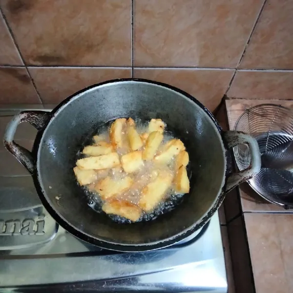 Goreng hingga kecokelatan dan renyah, kemudian angkat dan tiriskan.