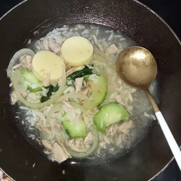 Tambahkan kaldu jamur, aduk rata. Masak hingga air hingga menyusut lalu matikan api. Tunggu uap panas hilang.