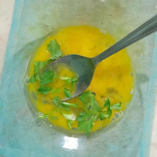Kocok lepas telur, tambahkan daun seledri.