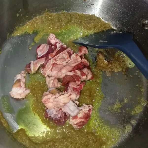 Masukkan tetelan daging kambing, aduk dengan bumbu sampai berubah. Masak selama 30 menit (bertujuan supaya daging kambing tidak bau prengus).