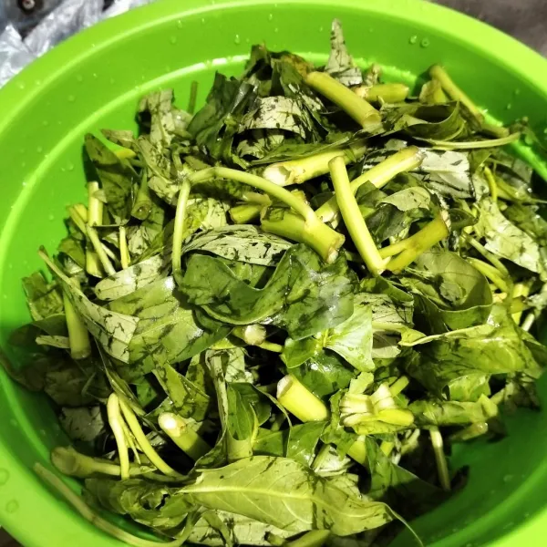 Siapkan sayur kangkung, petik dan cuci bersih.