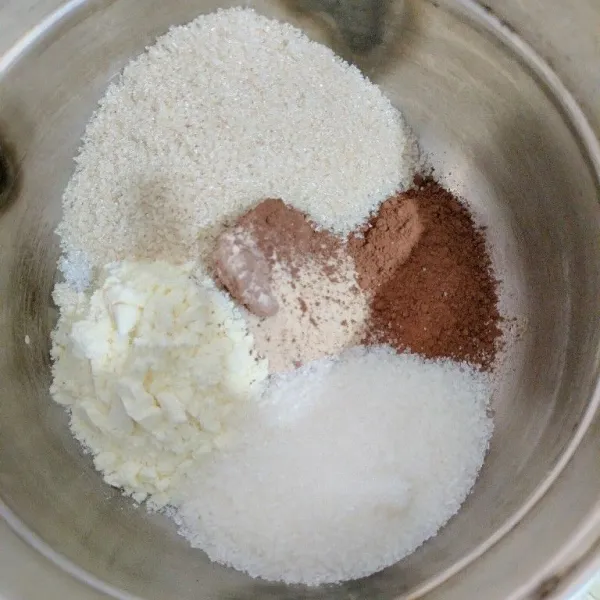 Campur gula pasir, jelly, agar-agar, cokelat bubuk, garam, aduk merata.