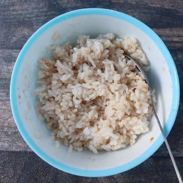 Campur nasi putih dengan bumbu nasi uduk, sisihkan.