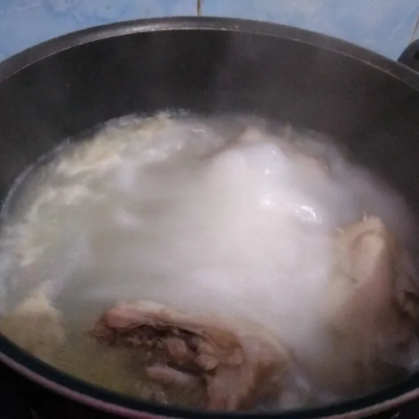 Rebus 800 ml air sampai mendidih, masukkan ayam, masak selama 30 menit. Angkat ayam, suwir-suwir kemudian sisihkan.