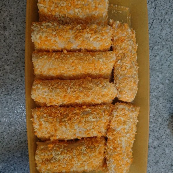 Kemudian masukkan ke dalam freezer sekitar 60 menit. Agar tepung panir menempel sempurna dan ketika di goreng lebih kriuk. Jika ingin langsung di goreng juga boleh.