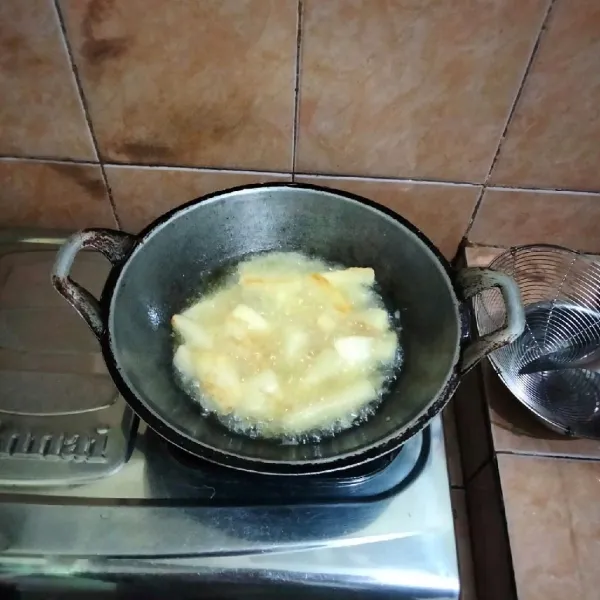 Panaskan minyak goreng, masukkan singkong.