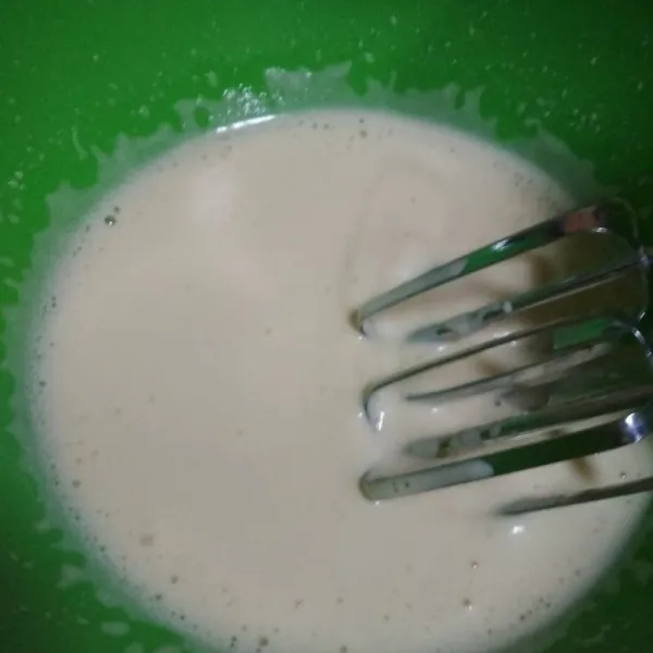 Mixer telur dan garam hingga mengembang.