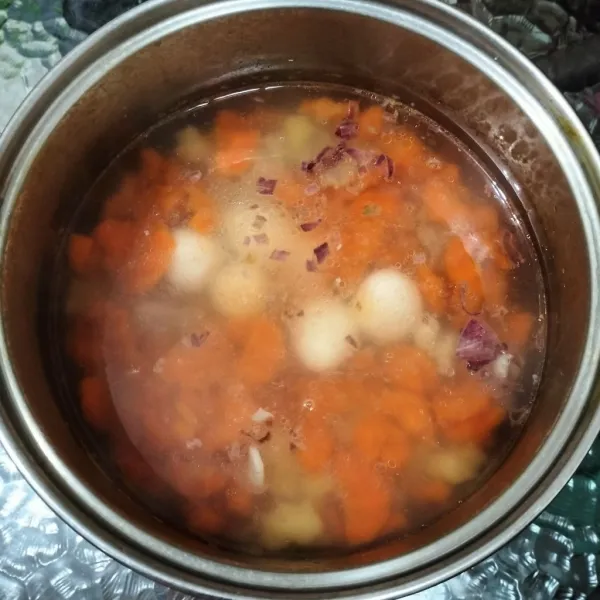 Masukkan telur puyuh. Aduk. Tes rasa.