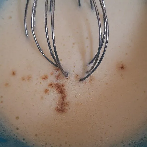 Beri vanilla essence dan garam.