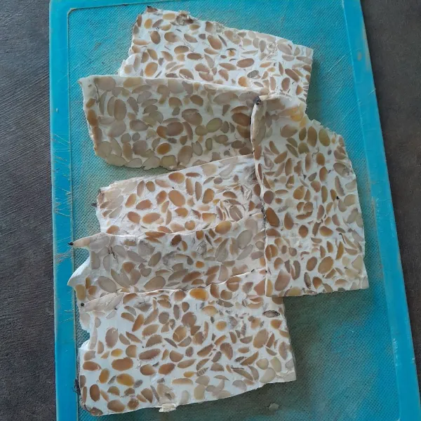 Potong tempe tipis memanjang.