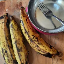 Kupas pisang lalu lumatkan memakai garpu, sisihkan dulu.