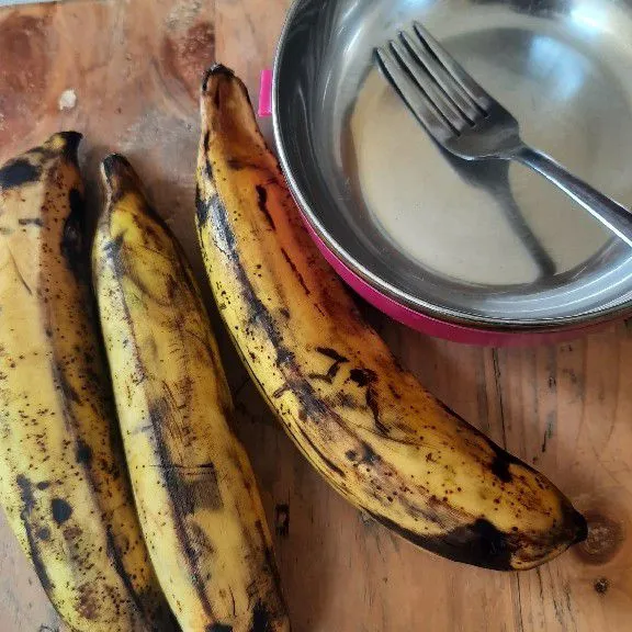 Kupas pisang lalu lumatkan memakai garpu, sisihkan dulu.