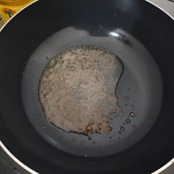 Masak minyak goreng dengan terasi hingga panas.