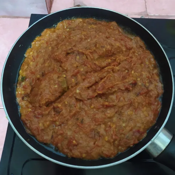 Tuang ke dalam wajan, aduk-aduk.
Ketika hampir matang, bumbui garam, lada dan penyedap rasa.