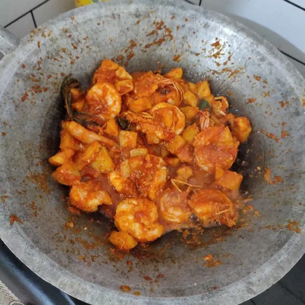 Lalu tuang udang dan kentang, aduk merata hingga bumbu tercampur. Koreksi rasa dan sajikan.