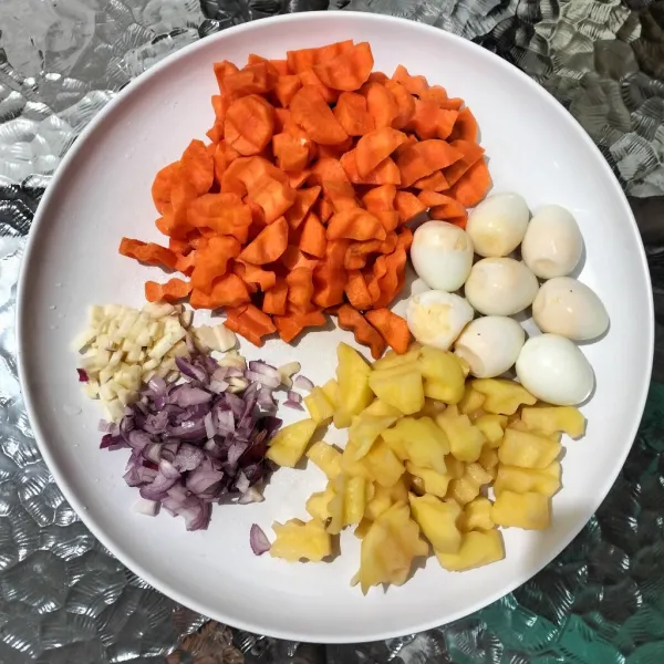 Siapkan telur puyuh, wortel, kentang dan bawang.