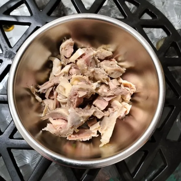 Paha ayam disuwir, lalu cincang kasar.