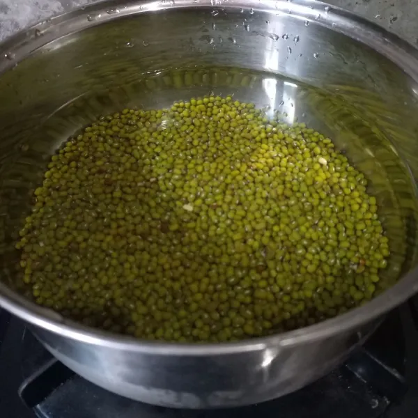 Cuci kacang hijau sampai bersih, masukkan kacang hijau dan air ke dalam panci. Kemudian rebus selama 5 menit. Tutup panci, matikan kompor dan diamkan selama 30 menit.