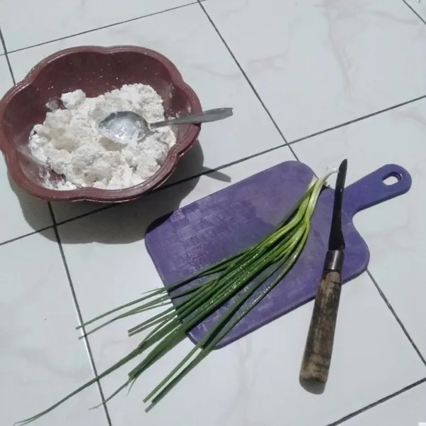 Tambahkan potongan daun bawang dalam adonan.