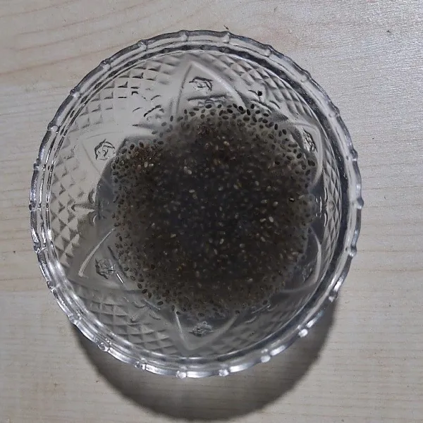 Rendam chia seed dengan air hangat hingga mengembang.