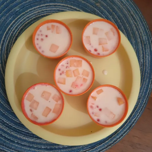 Beri larutan agar-agar.