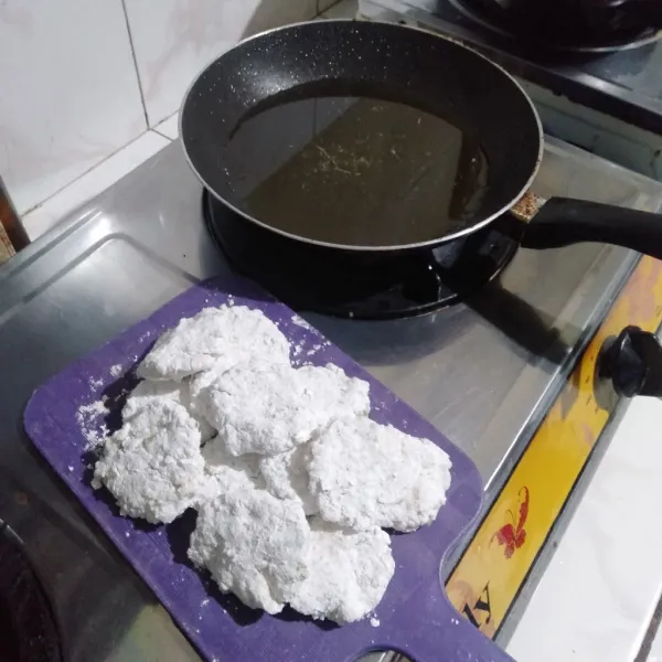 Goreng di minyak panas, jangan lupa dibolak-balik, lalu angkat dan tiriskan.