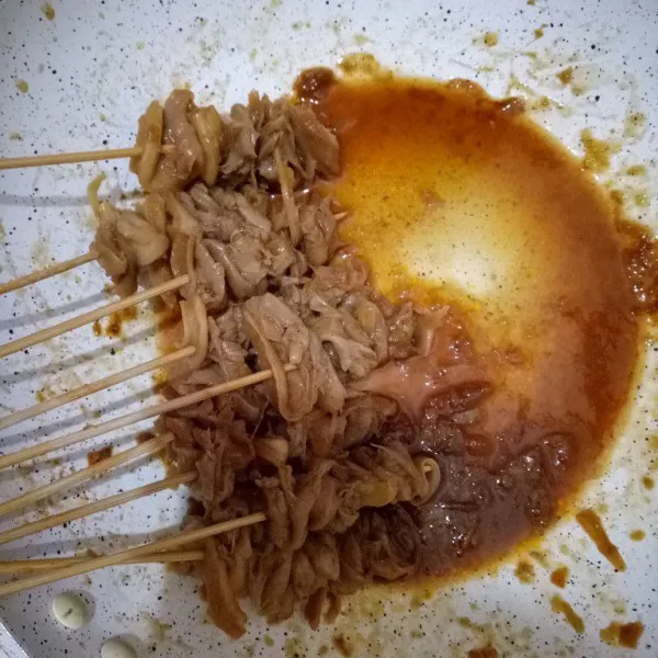 Tusuk jamurnya dengan tusakan sate hingga selesai.