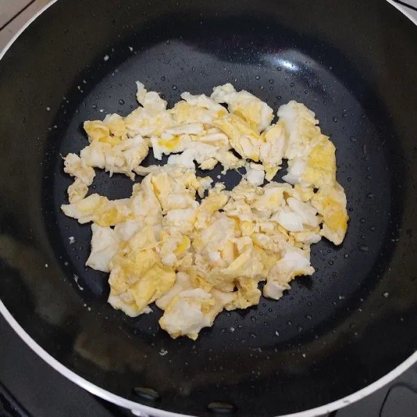 Masak telur dengan sedikit minyak, orak-arik lalu sisihkan.