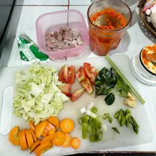 Blender bumbu halus dan siapkan bahan lainnya.