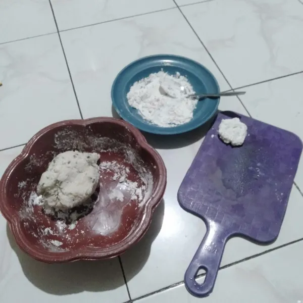 Siapkan tepung kering juga yang dicampur dengan bumbu tadi, lalu bentuk adonan bulat pipih dan balurkan pada tepung kering, lakukan hingga adonan habis.