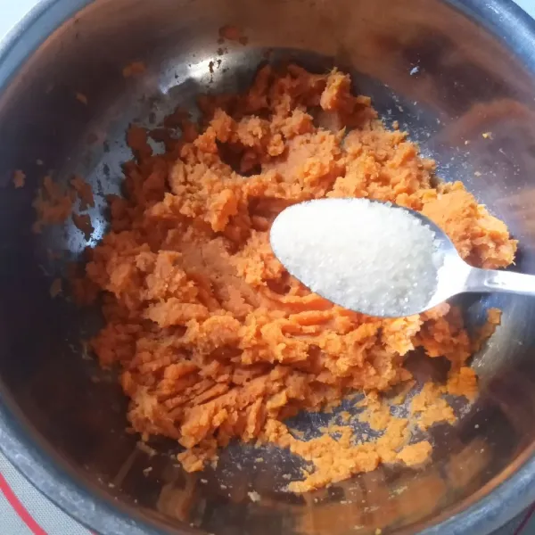 Kukus ubi sampai matang dan empuk lalu haluskan menggunakan garpu selagi panas. Tambahkan gula pasir dan garam, aduk sampai tercampur rata.