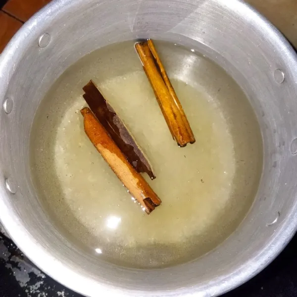 Rebus 300 ml air, kemudian masukkan kayu manis, rebus sampai gula larut dan aroma kayu manis keluar, angkat.