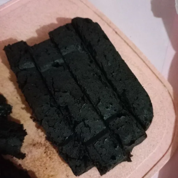 Potong-potong Brownies sesuai selera.