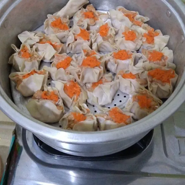 Kukus dimsum selam 30 menit. Angkat dan sajikan bersama saos sambal.