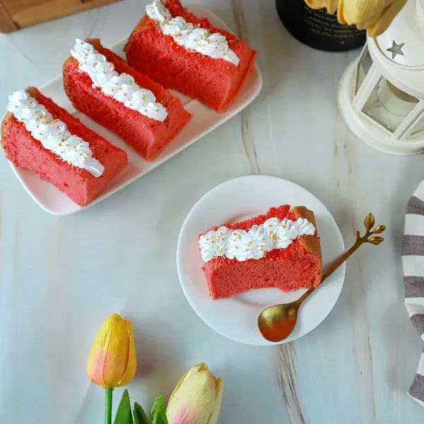 Buka bagian tengah chiffon yang sudah dipotong kemudian semprotkan whipping cream ditengahnya lalu taburi dengan sprinkle gold secukupnya, sajikan.