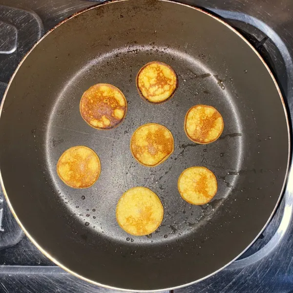 Balik pancake, panggang sampai kedua sisi matang. Sajikan dengan cocolan yogurt stroberi.